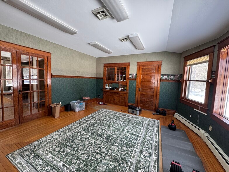 More Photos Of 300 E Pioneer St, Crandon Flex For Sale