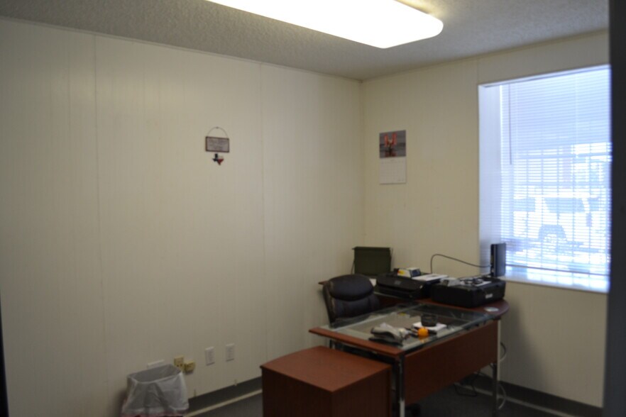 More Photos Of 205 W Ryan St, Laredo Light Distribution For Sale