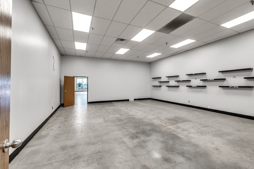 More Photos Of 115 N Mustang Rd, Mustang Unknown For Lease