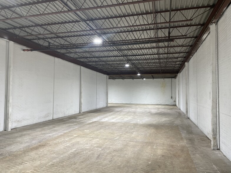 More Photos Of 5905 Wolf Creek Pike, Dayton Warehouse For Lease