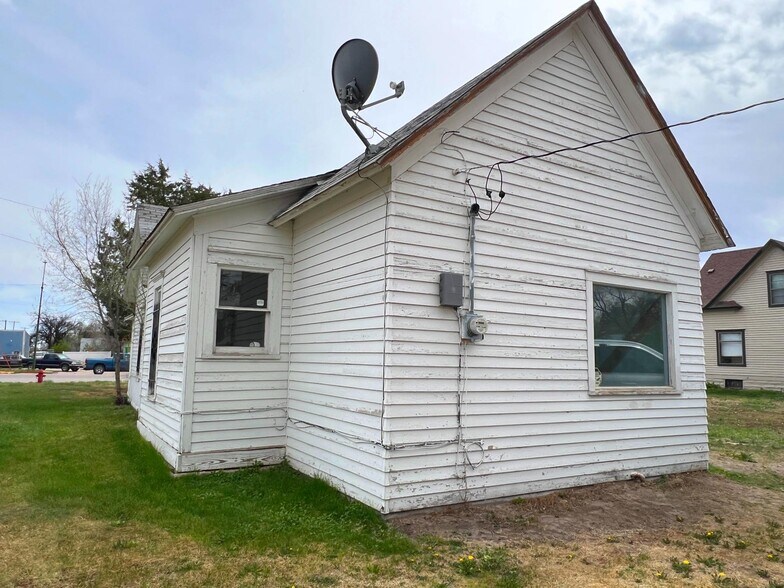 More Photos Of 332 N Main St, Gordon Flex For Sale