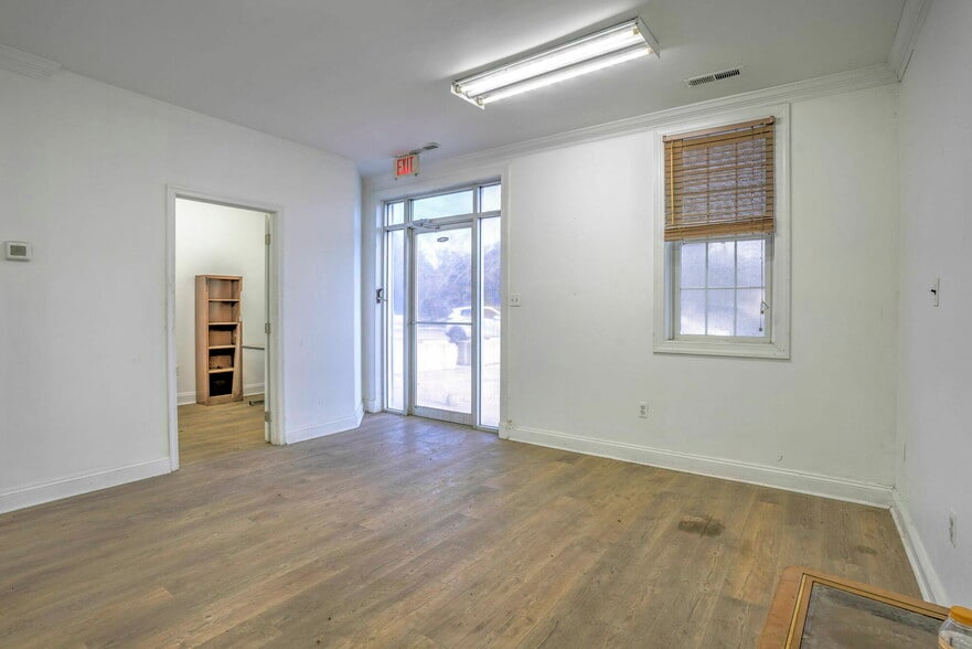 More Photos Of 43956 Commerce Ave, Hollywood Industrial For Lease