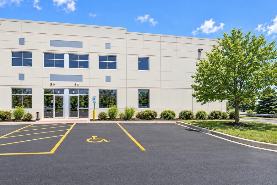 More Photos Of 475 Quadrangle Dr, Bolingbrook Warehouse For Lease