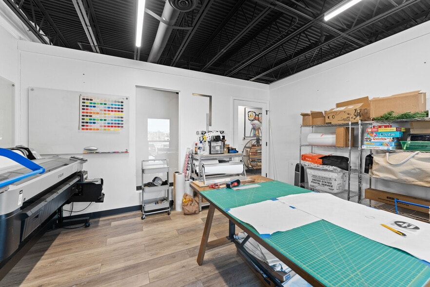 More Photos Of 7490 N 30th Ave, Saint Petersburg Showroom For Sale