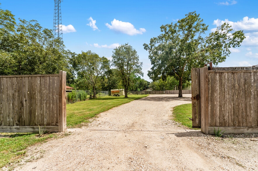 More Photos Of 6927 Highway 36 S, Rosenberg Office For Lease