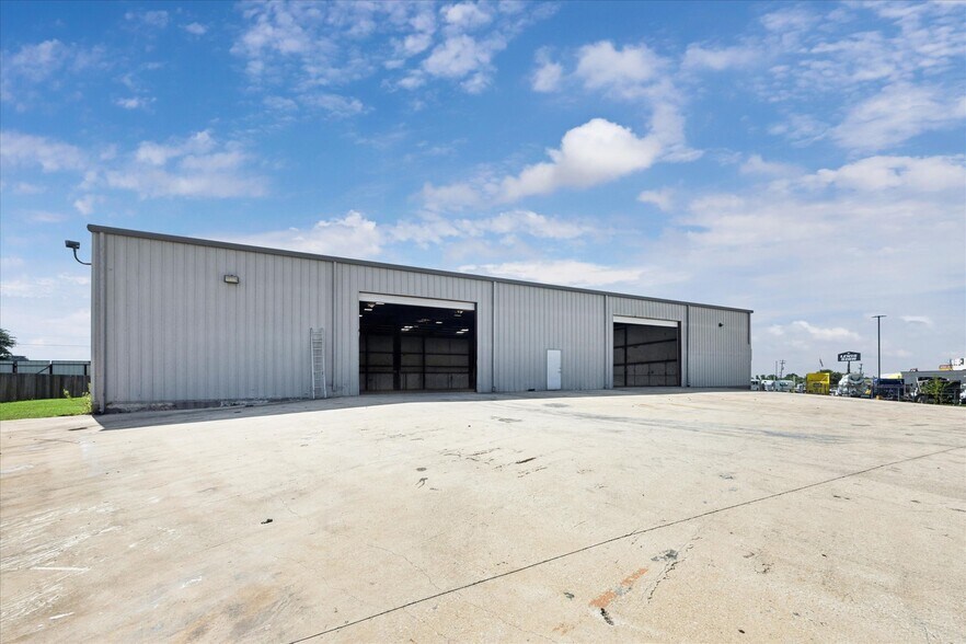 More Photos Of 16806 I-35 S, Buda Showroom For Lease