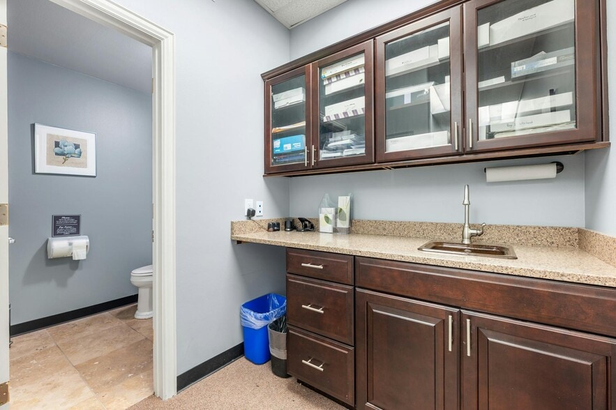 More Photos Of 2413-2415 Greenlawn Pky, Austin Office For Sale