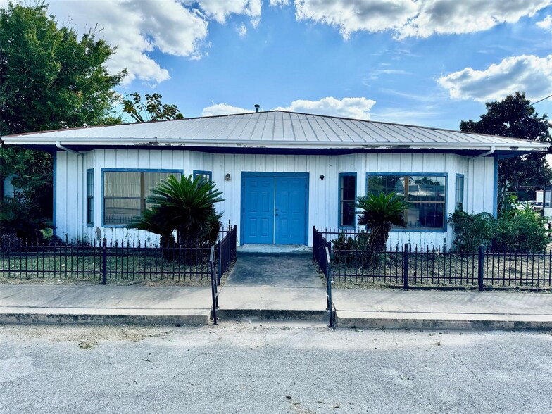 More Photos Of 202 NE 2nd St, Smithville Office Residential For Sale