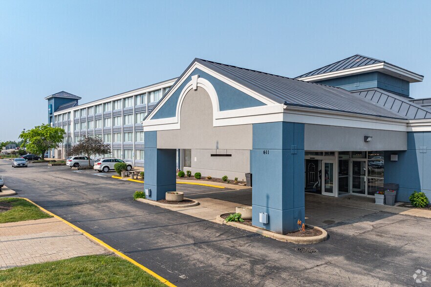 More Photos Of 411 S Larkin Ave, Joliet Hotel For Sale