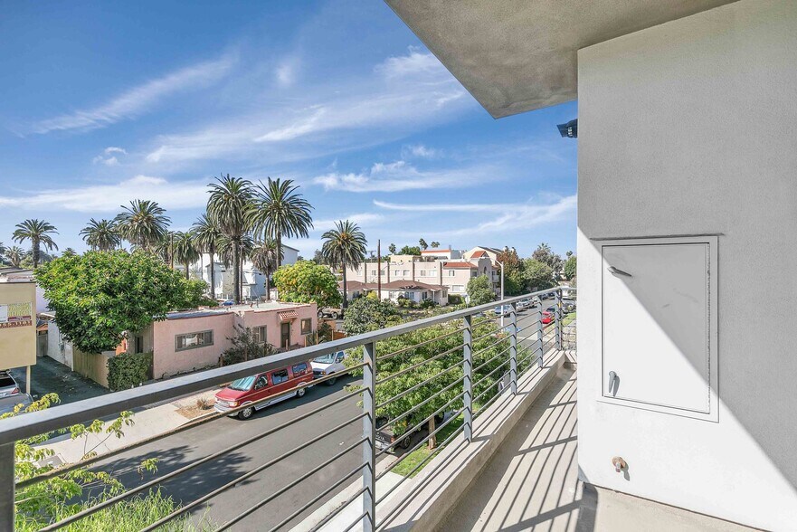 More Photos Of 11900 Courtleigh Dr, Los Angeles Apartments For Sale