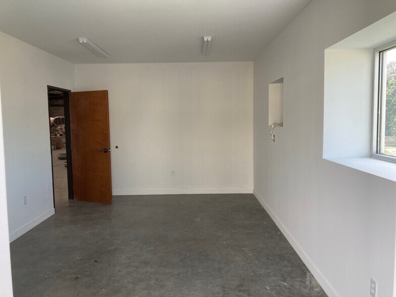 More Photos Of 1508 Fort Worth Hwy, Weatherford Freestanding For Lease