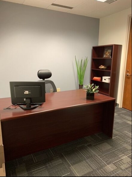 More Photos Of 101 W Ohio St, Indianapolis Office Residential For Lease