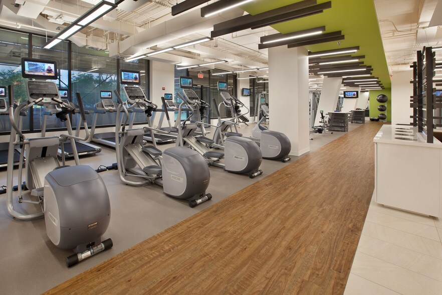 More Photos Of 2111 Wilson Blvd, Arlington Unknown For Lease