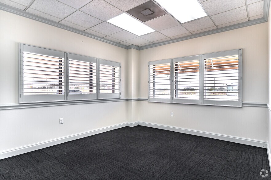 More Photos Of 4455 Ulmerton Rd, Clearwater Warehouse For Lease