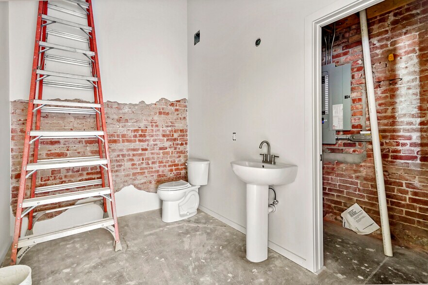 More Photos Of 214 E Rogers Blvd, Skiatook Storefront Retail Office For Sale