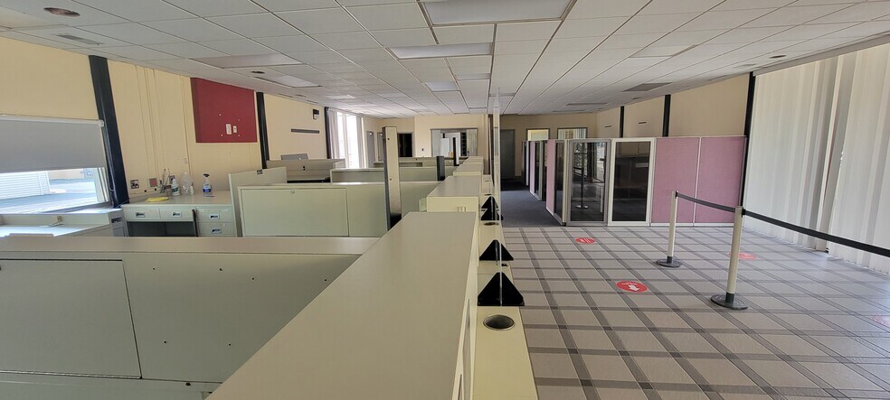 More Photos Of 1609 Main St, Pleasant Valley Bank For Lease