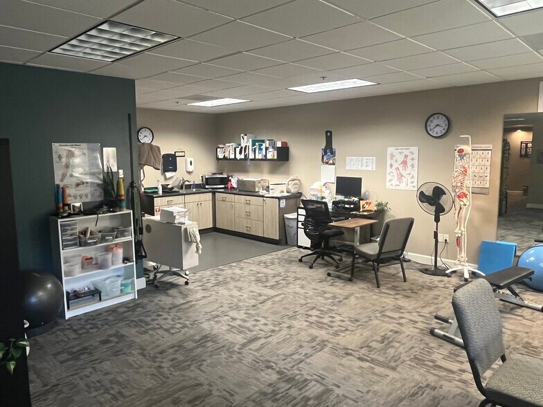 More Photos Of 16016 Lower Boones Ferry Rd, Lake Oswego Office For Lease