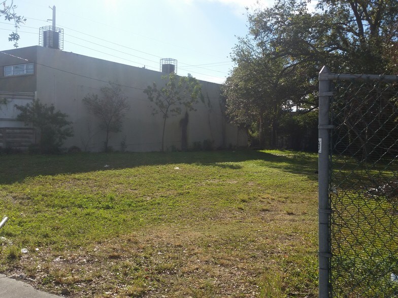 More Photos Of 328 NW 54th St, Miami Land For Lease