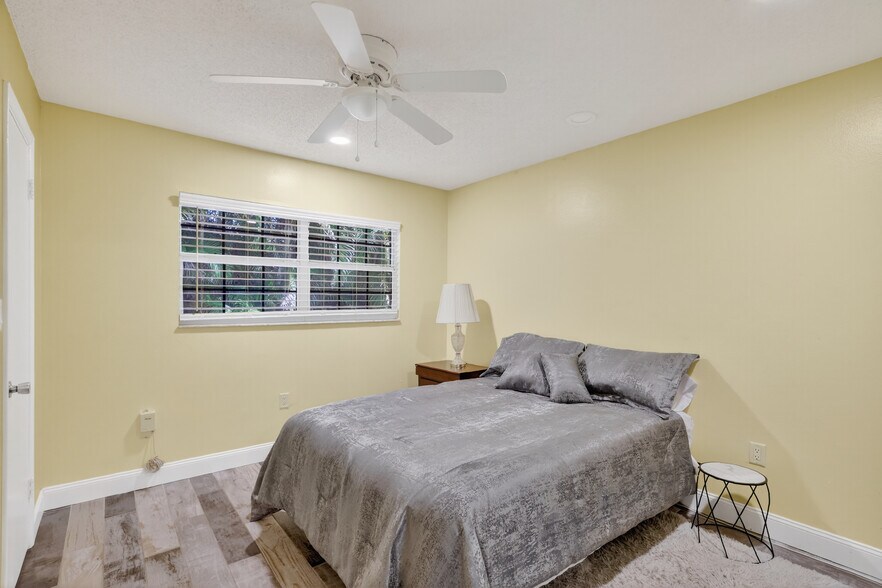 More Photos Of 1884 Southpointe Dr, Sarasota Apartments For Sale