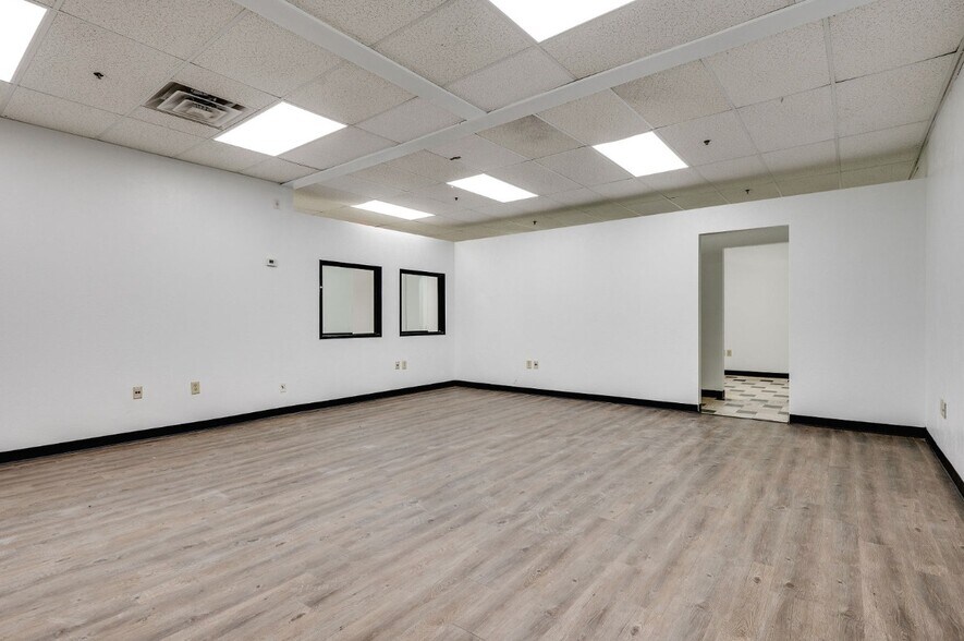 More Photos Of 740 Regal Row, Dallas Warehouse For Lease