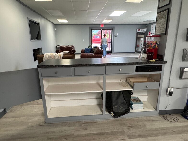 More Photos Of 706 N Perry St, Palestine General Retail For Sale
