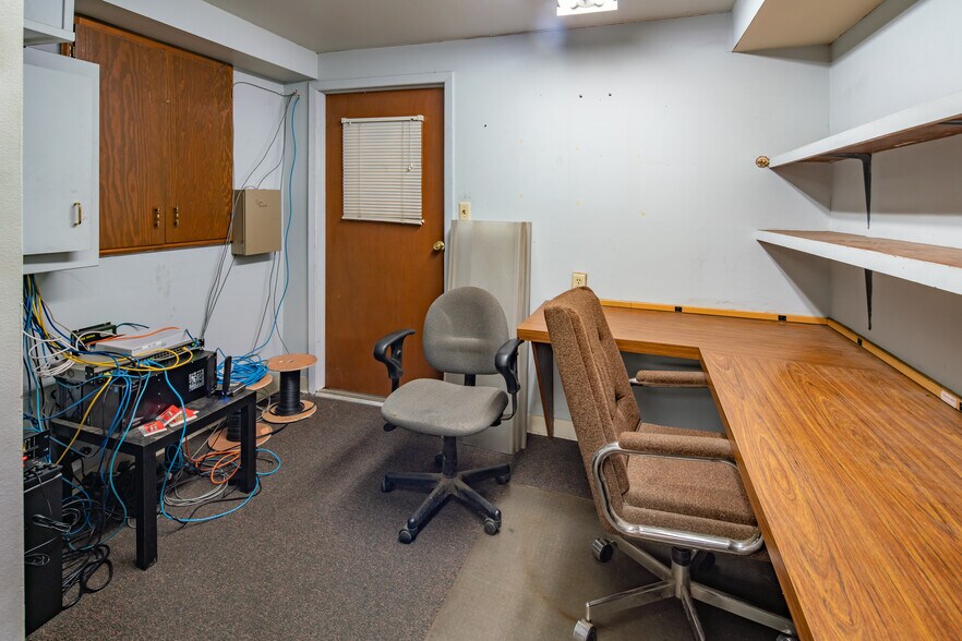 More Photos Of 2516 9th St, Great Bend Warehouse For Sale