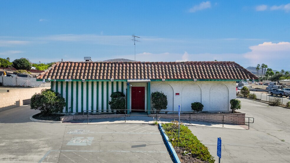 More Photos Of 1825 E Vista Way, Vista Restaurant For Sale