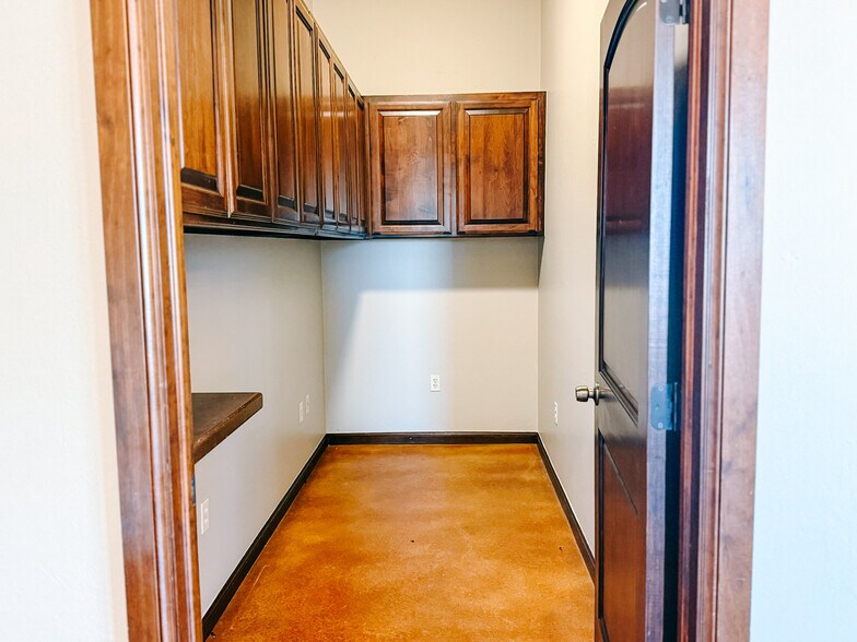 More Photos Of 600 W 18th St, Edmond Flex For Lease