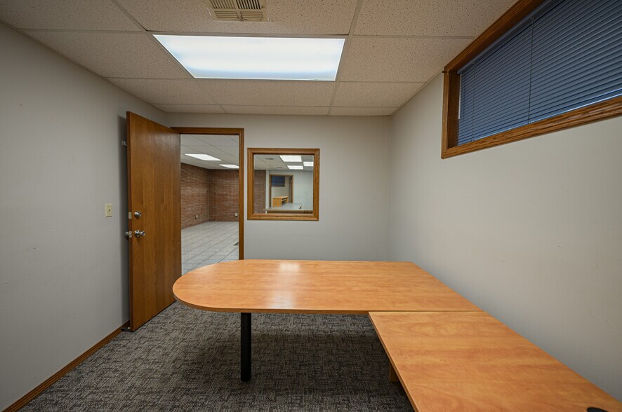 More Photos Of 802 W 8th St, Coffeyville Office For Sale