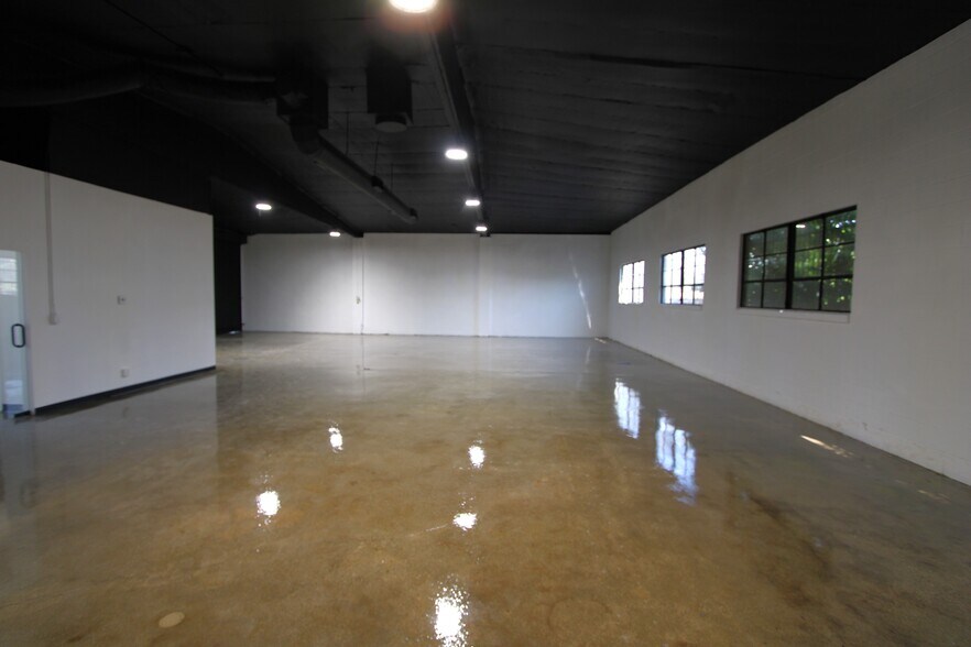 More Photos Of 2124-2134 Floyd St, Burbank Warehouse For Lease