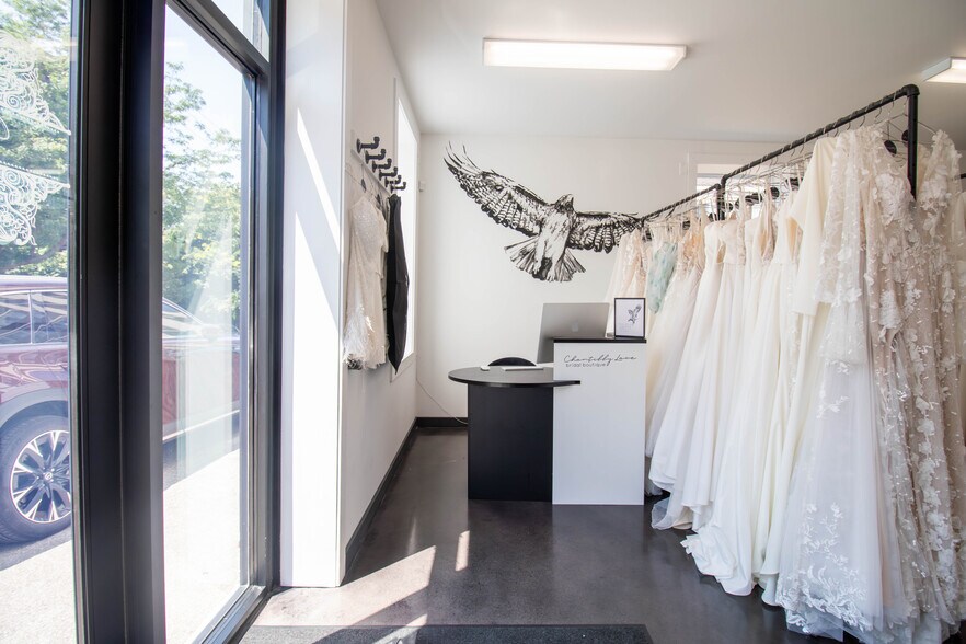 More Photos Of 140 Caroline St S, Hamilton Storefront Retail Residential For Lease