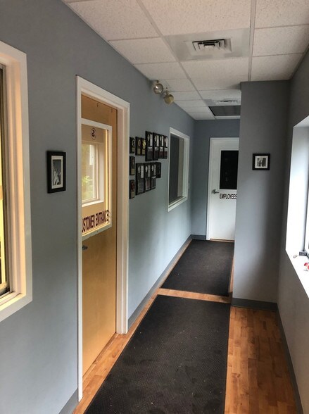 More Photos Of 160 S Turnpike Rd, Wallingford Light Distribution For Lease