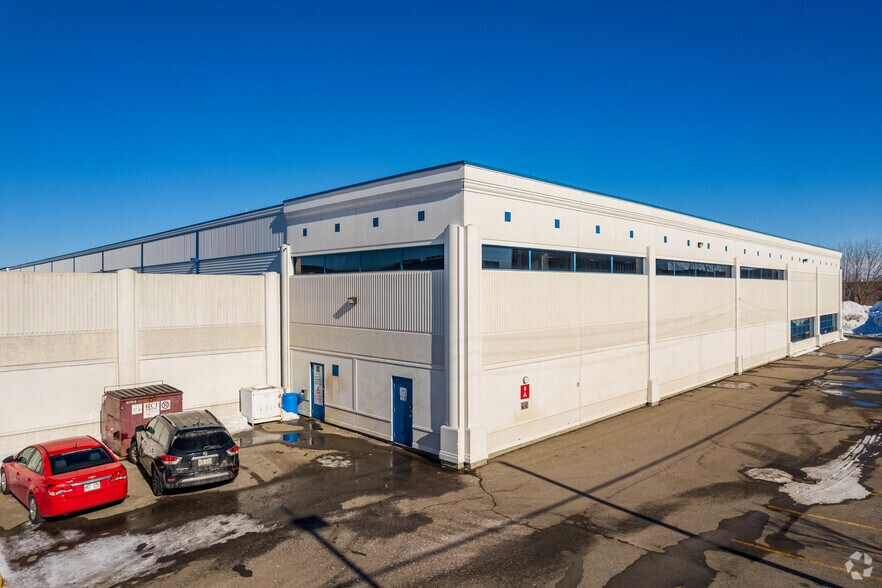 More Photos Of 100-190 Av Voyageur, Pointe-claire Manufacturing For Lease