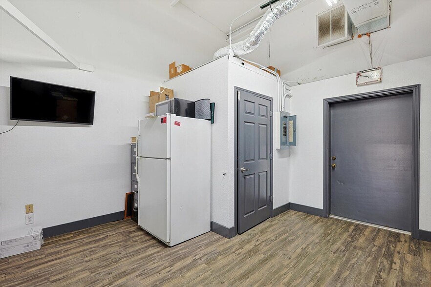 More Photos Of 317 W FM 120, Pottsboro General Retail For Sale