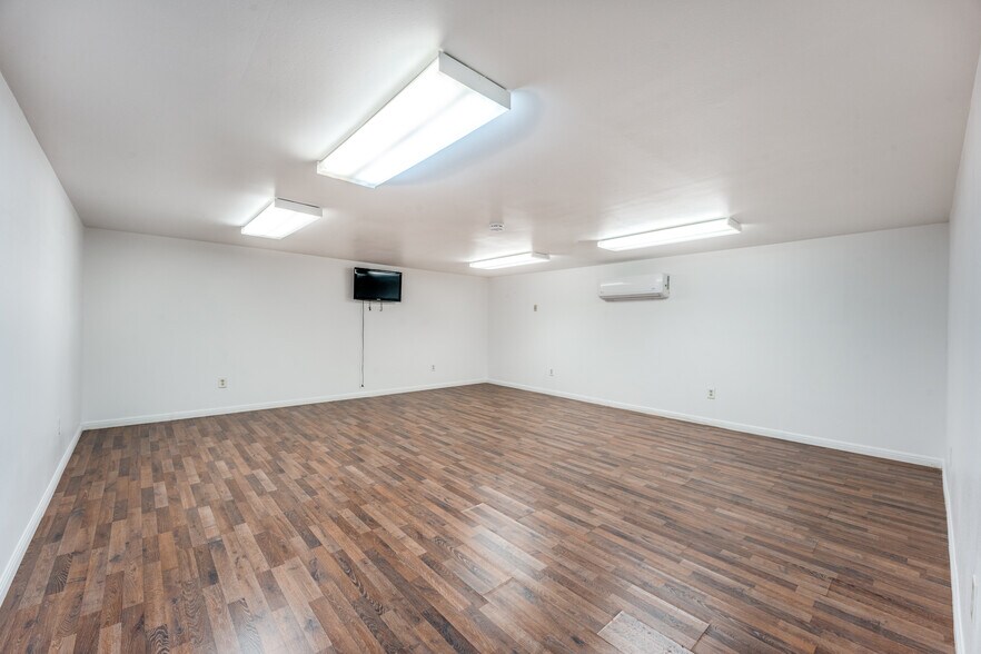 More Photos Of 4515 Smith Rd, Von Ormy Truck Terminal For Lease