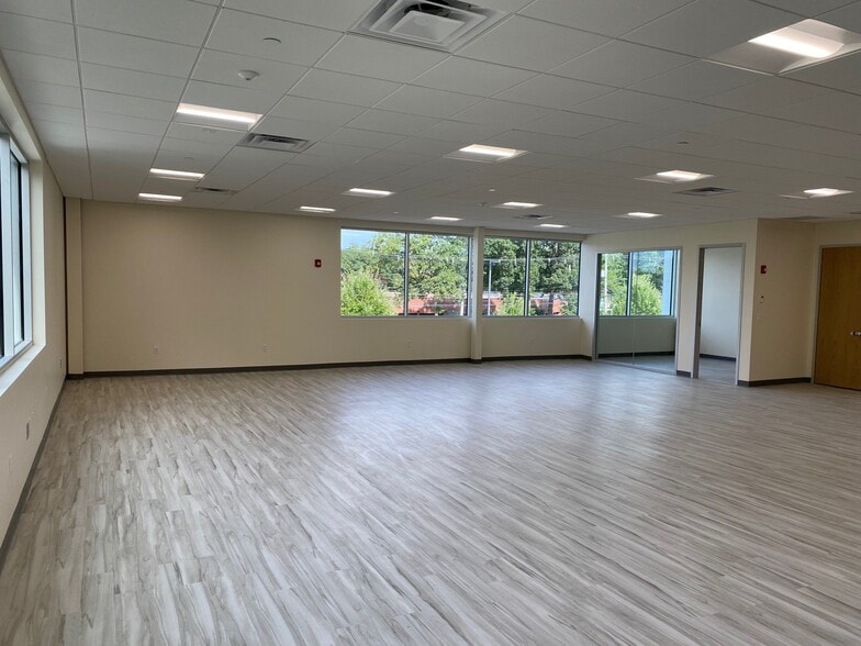 More Photos Of 54 Middlesex Tpke, Bedford Office For Lease