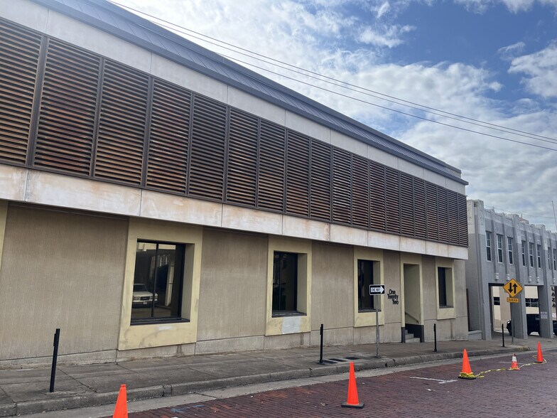 More Photos Of 120-122 S College Ave, Tyler Office For Lease