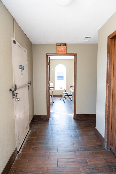 More Photos Of 1616 N Interstate 35 N, Lancaster Flex For Sale