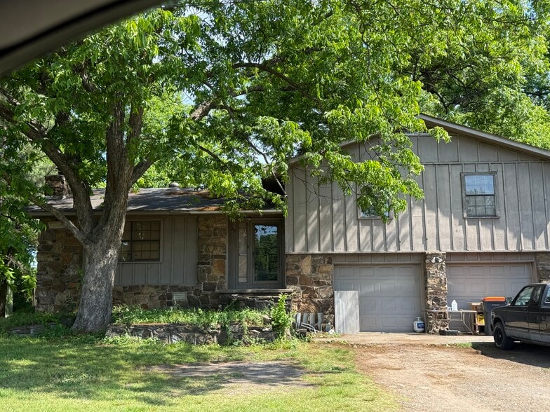 More Photos Of 302 E Parkway Dr, Russellville General Retail For Sale
