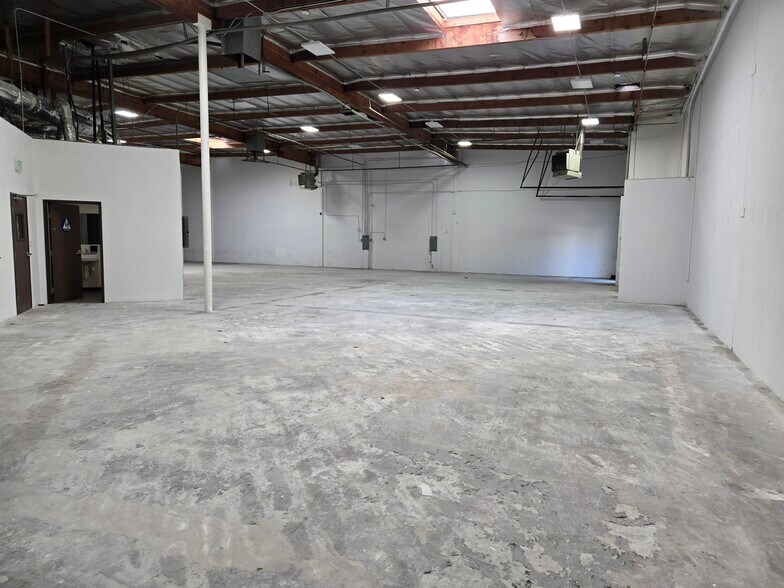 More Photos Of 9741 Canoga Ave, Chatsworth Warehouse For Lease