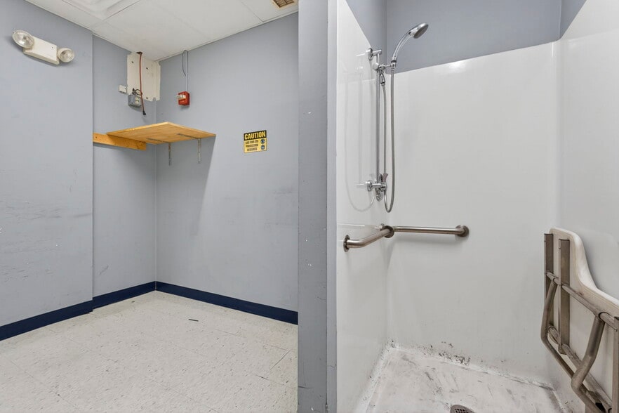 More Photos Of 645 Harvey Rd, Manchester Showroom For Lease