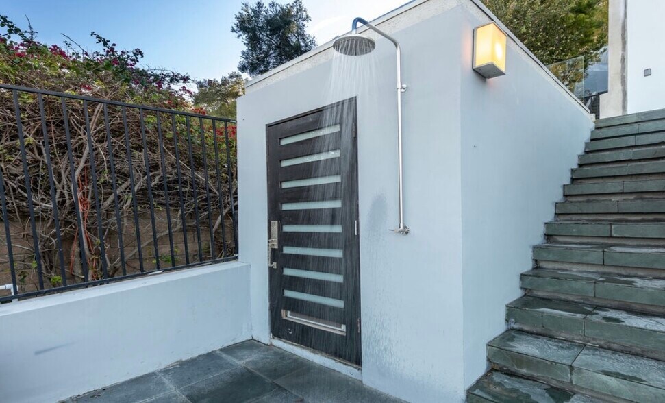 More Photos Of 12148 Travis St, Los Angeles Healthcare For Lease