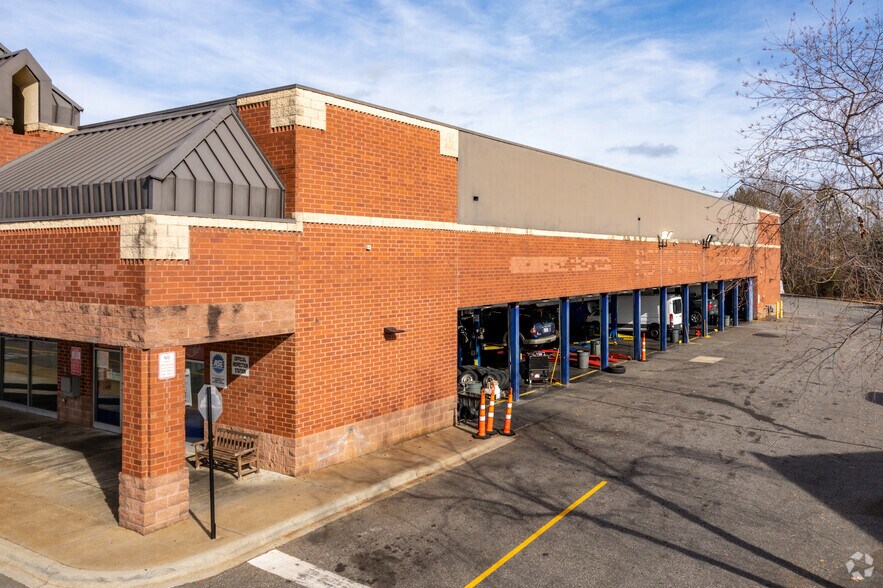 More Photos Of 3016-3030 E Franklin Blvd, Gastonia General Retail For Lease