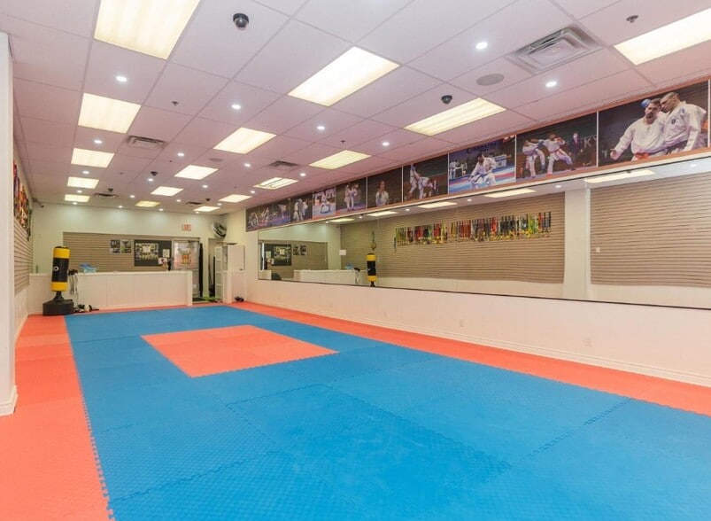 More Photos Of 3045 Southcreek rd, Mississauga Auto Dealership For Sale