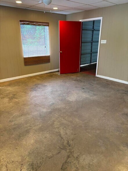 More Photos Of 1114 W Bankhead St, New Albany Showroom For Sale