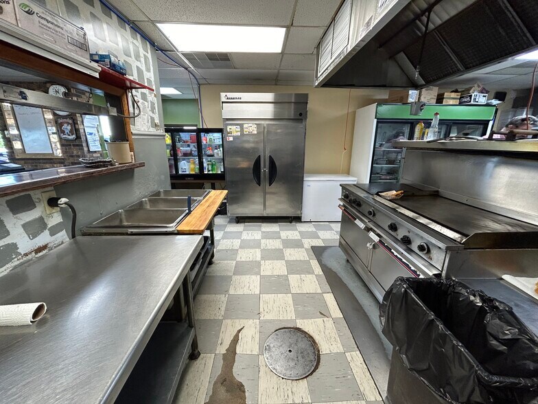 More Photos Of 1110 E 4th St, Ainsworth Restaurant For Sale