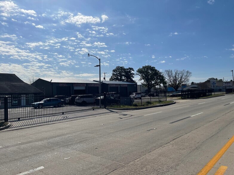 More Photos Of 2102 Aldine Bender Rd, Houston Industrial For Sale