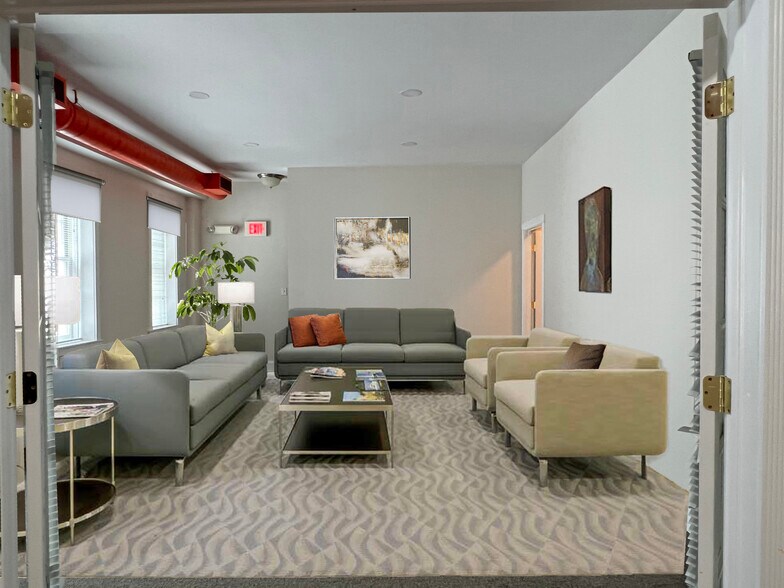 More Photos Of 7 E Franklin St, Baltimore Storefront Retail Office For Lease