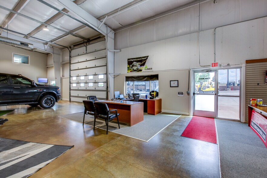 More Photos Of 4081 Camelot Cir, Longmont Showroom For Sale