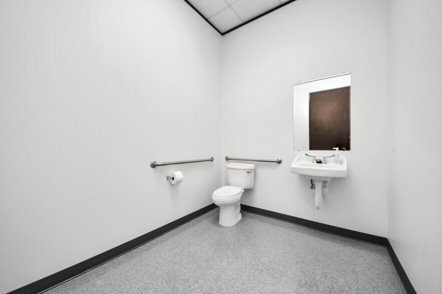 More Photos Of 1335 Space Park Dr, Houston Office For Lease